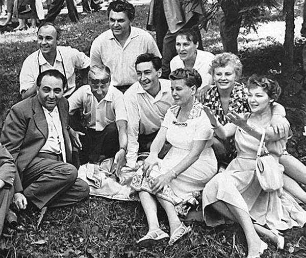 Иллюстрация к книге — Алла Ларионова и Николай Рыбников. Любовь на Заречной улице [i_034.jpg]