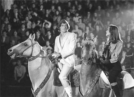 Иллюстрация к книге — Ирина Алферова. Любимая женщина красавца Абдулова [i_033.jpg]