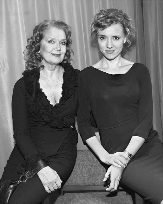 Иллюстрация к книге — Ирина Алферова. Любимая женщина красавца Абдулова [i_054.jpg]