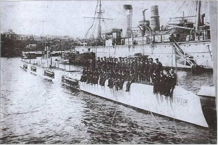 Иллюстрация к книге — На вахте и на гауптвахте. Русский матрос от Петра Великого до Николая Второго [i_002.jpg]