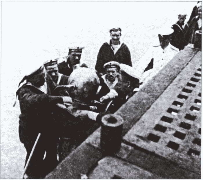 Иллюстрация к книге — На вахте и на гауптвахте. Русский матрос от Петра Великого до Николая Второго [i_011.jpg]