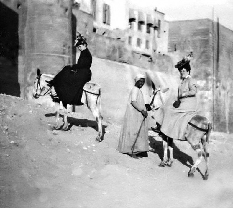 Иллюстрация к книге — Конец Великолепного века, или Загадки последних невольниц Востока [i_020.jpg]