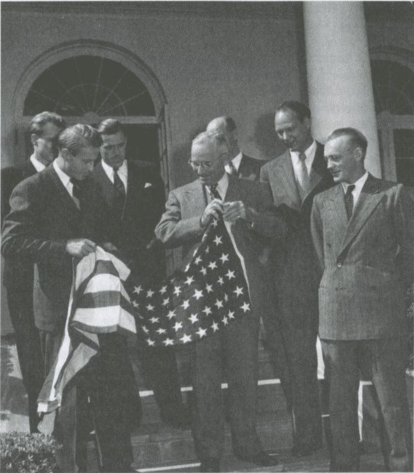 Иллюстрация к книге — Тур Хейердал. Биография. Книга 2. Человек и мир [i_002.jpg]