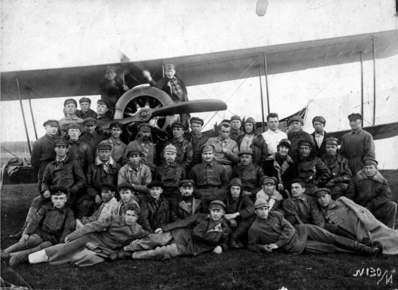 Иллюстрация к книге — Я буду летать! Первая русская женщина-летчица Зинаида Кокорина [i_019.jpg]