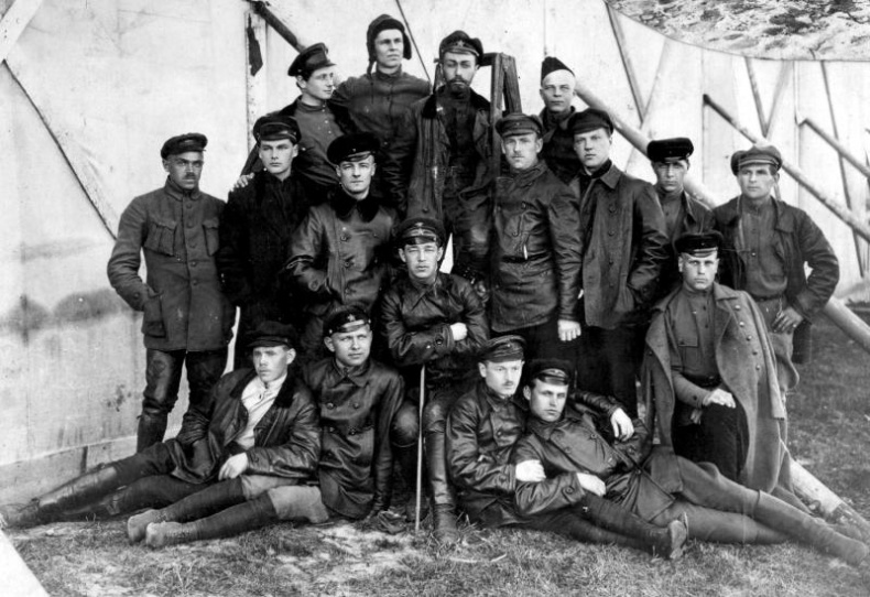 Иллюстрация к книге — Я буду летать! Первая русская женщина-летчица Зинаида Кокорина [i_021.jpg]