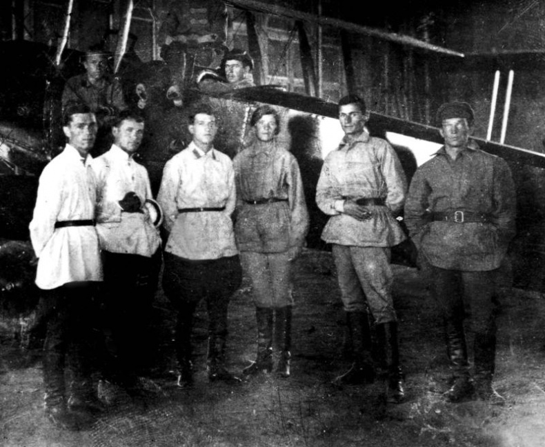 Иллюстрация к книге — Я буду летать! Первая русская женщина-летчица Зинаида Кокорина [i_032.jpg]