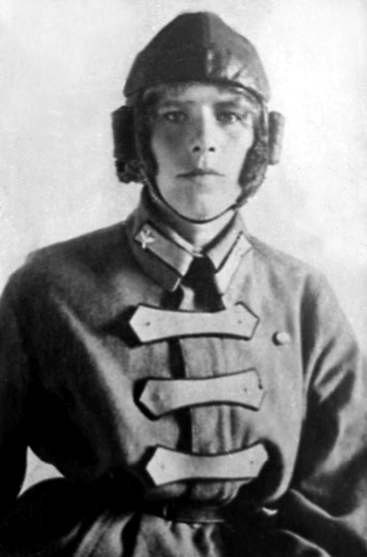 Иллюстрация к книге — Я буду летать! Первая русская женщина-летчица Зинаида Кокорина [i_036.jpg]