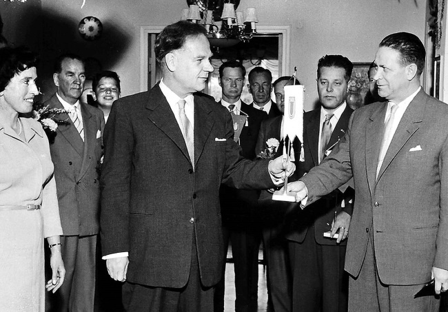 Иллюстрация к книге — Последний поезд в Москву [i_022.jpg]