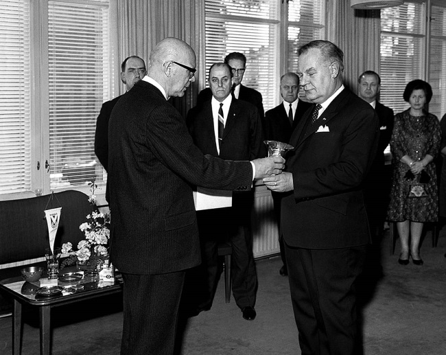 Иллюстрация к книге — Последний поезд в Москву [i_023.jpg]