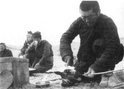 Иллюстрация к книге — Дорогами Чингисхана [i_016.jpg]