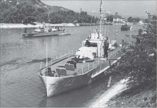 Иллюстрация к книге — Бронекатера Сталина. "Речные танки" Великой Отечественной [i_045.jpg]