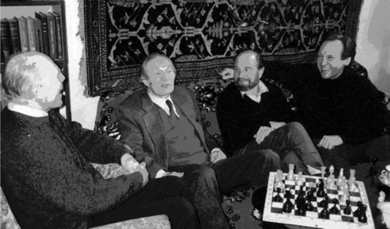 Иллюстрация к книге — Шпионаж и политика. Тайная хрестоматия [i_099.jpg]