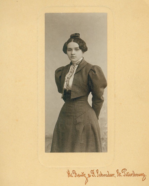 Иллюстрация к книге — Цвет винограда. Юлия Оболенская, Константин Кандауров [i_001.jpg]