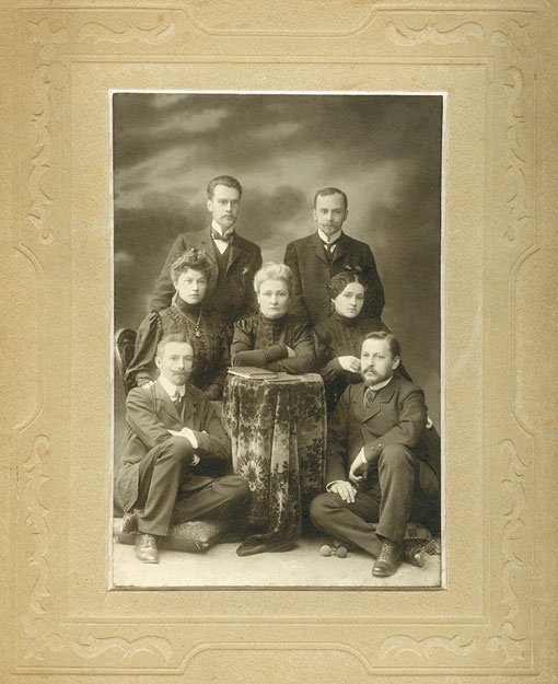 Иллюстрация к книге — Цвет винограда. Юлия Оболенская, Константин Кандауров [i_004.jpg]