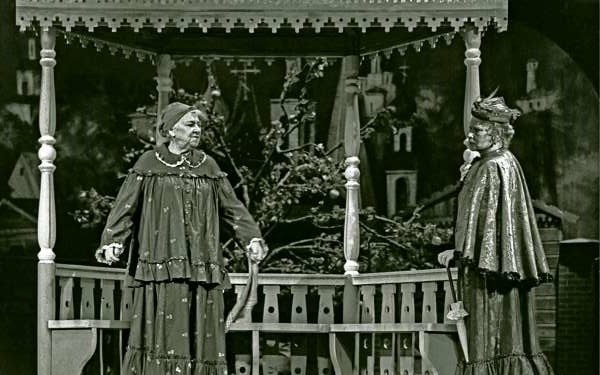 Иллюстрация к книге — Моя сестра Фаина Раневская. Жизнь, рассказанная ею самой [_014.jpg]