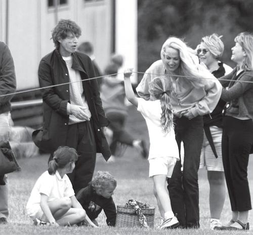 Иллюстрация к книге — Мик Джаггер. Великий и ужасный [_33.jpg]