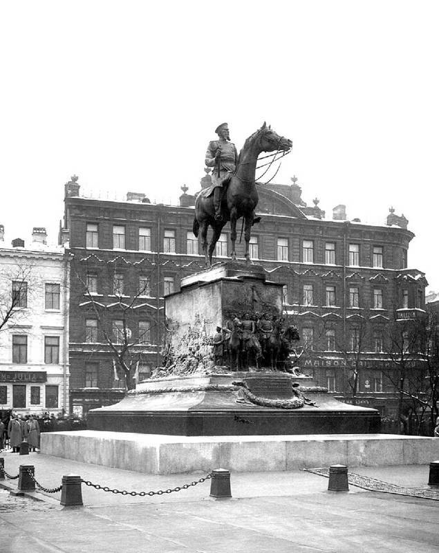 Иллюстрация к книге — Петербург - 1914 - Петроград. Хронологическая мозаика столичной жизни [i_001.jpg]