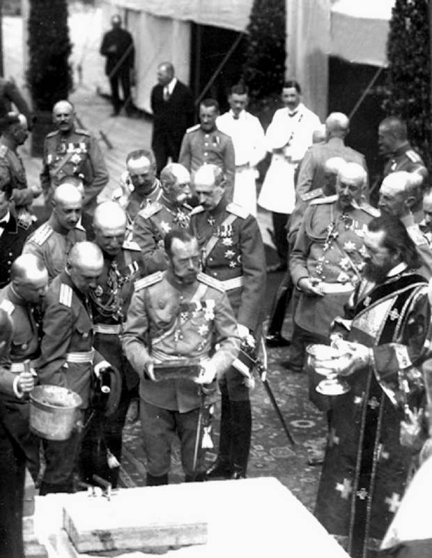 Иллюстрация к книге — Петербург - 1914 - Петроград. Хронологическая мозаика столичной жизни [i_003.jpg]