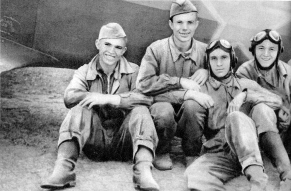 Иллюстрация к книге — Юрий Гагарин. Человек-легенда [i_043.jpg]