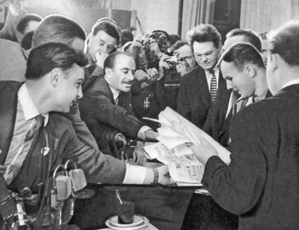 Иллюстрация к книге — Юрий Гагарин. Человек-легенда [i_090.jpg]