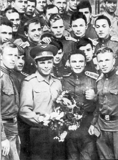 Иллюстрация к книге — Юрий Гагарин. Человек-легенда [i_132.jpg]