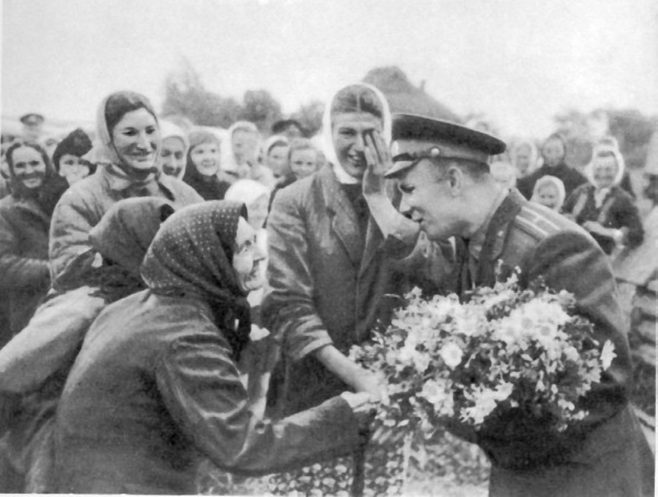 Иллюстрация к книге — Юрий Гагарин. Человек-легенда [i_140.jpg]