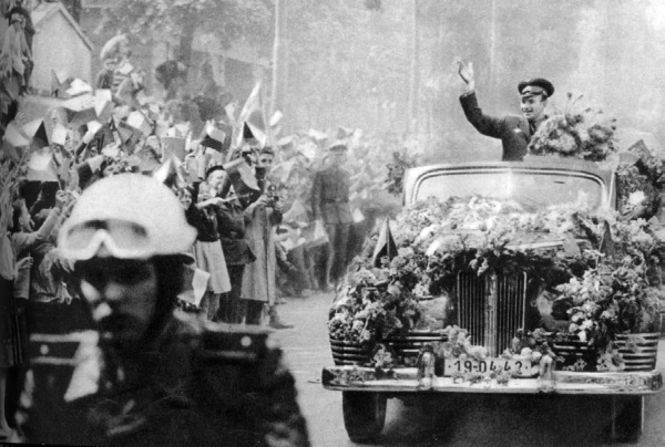 Иллюстрация к книге — Юрий Гагарин. Человек-легенда [i_185.jpg]