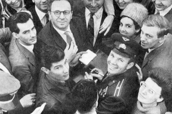 Иллюстрация к книге — Юрий Гагарин. Человек-легенда [i_218.jpg]