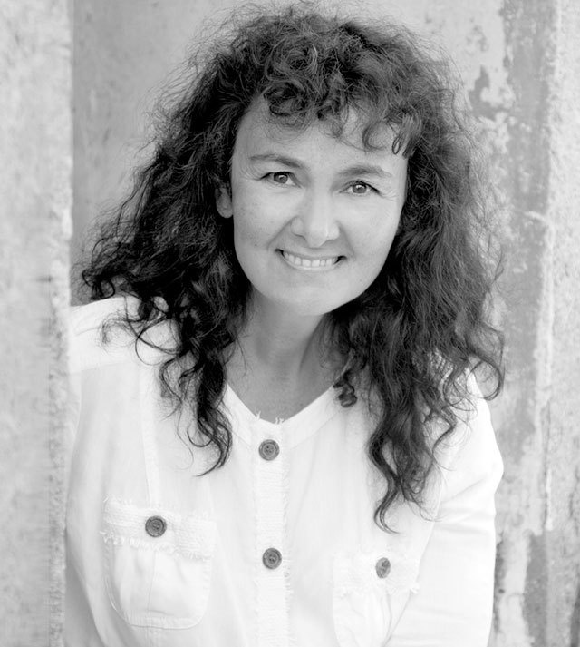 Иллюстрация к книге — Сильная слабая. Как перестать сражаться и научиться любить [i_001.jpg]