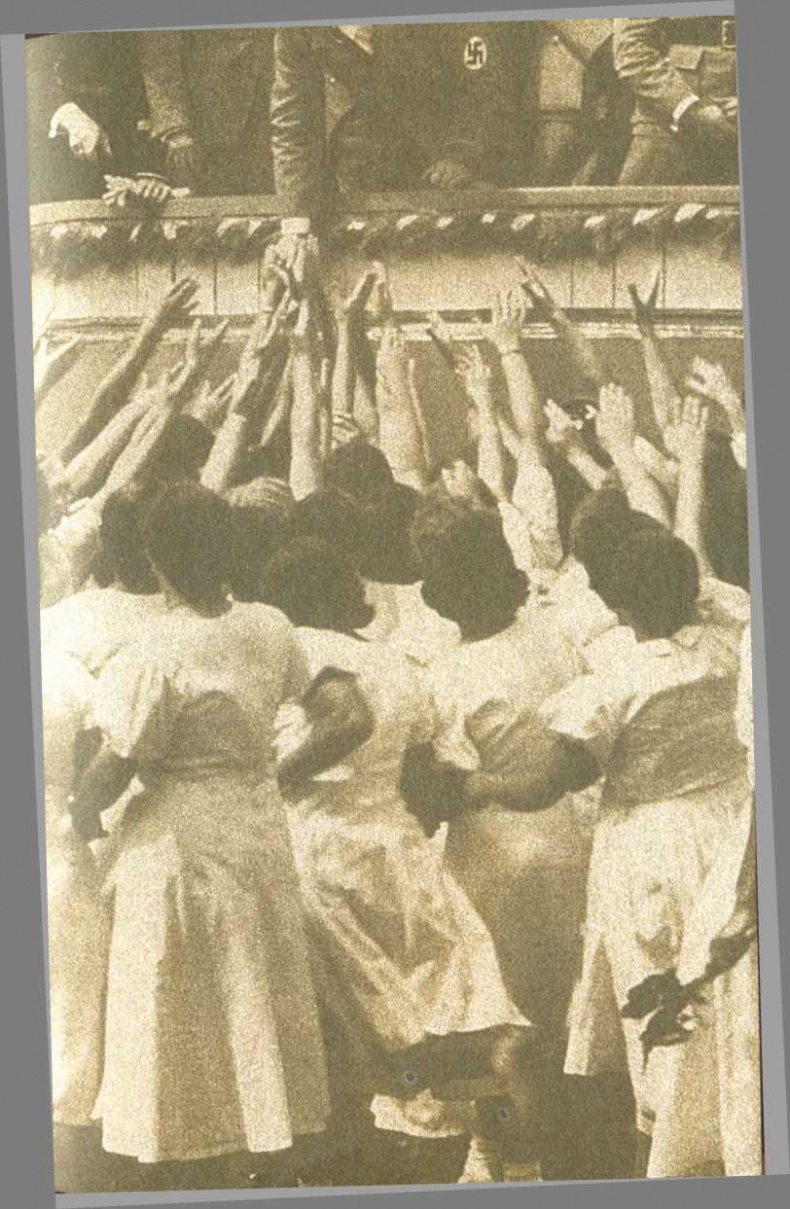 Иллюстрация к книге — Любовь диктаторов. Муссолини. Гитлер. Франко [i_002.jpg]