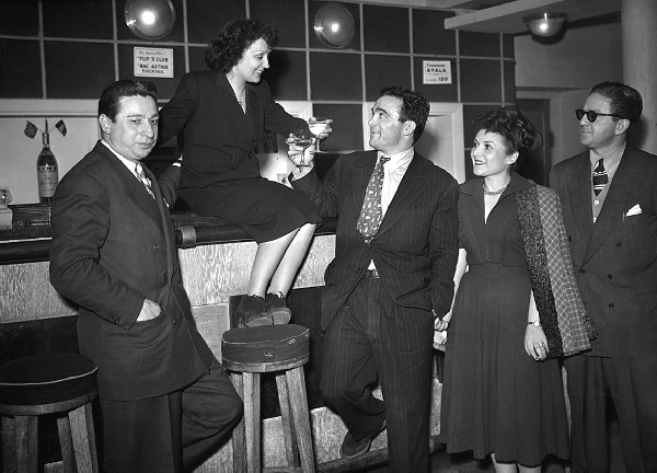 Иллюстрация к книге — Эдит Пиаф. Я ни о чем не сожалею [i_013.jpg]