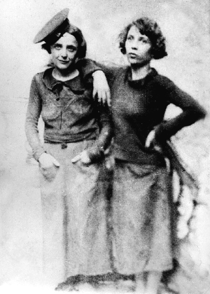 Иллюстрация к книге — Эдит Пиаф. Я ни о чем не сожалею [i_025.jpg]