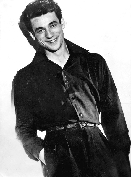 Иллюстрация к книге — Эдит Пиаф. Я ни о чем не сожалею [i_027.jpg]