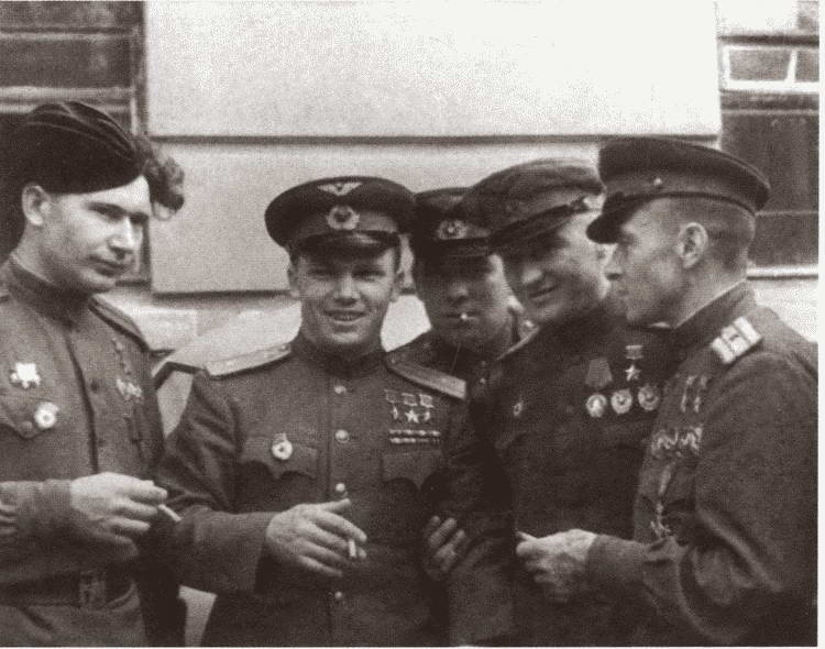 Иллюстрация к книге — Кожедуб [i_036.jpg]