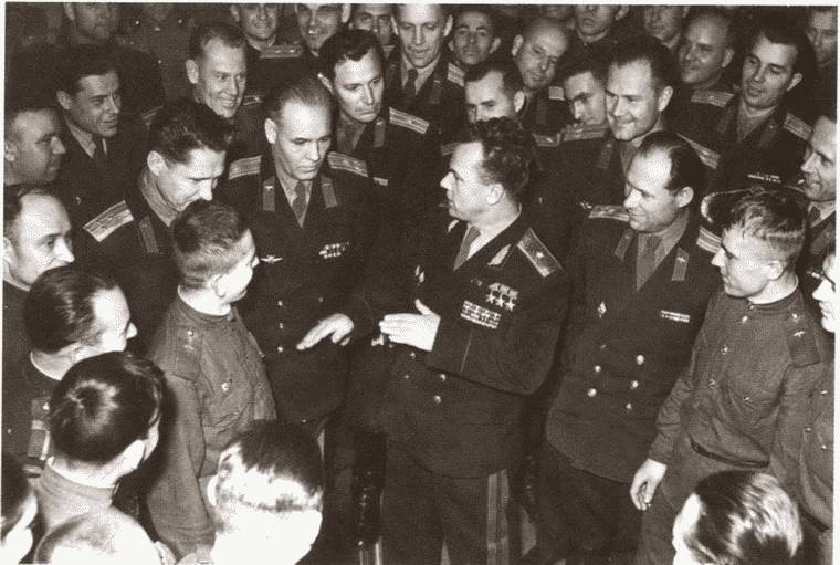 Иллюстрация к книге — Кожедуб [i_046.jpg]