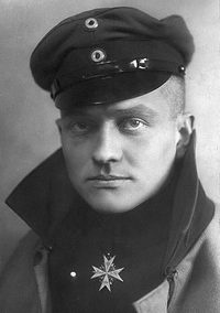 Иллюстрация к книге — Великие летчики мира. 100 историй о покорителях неба [_011riht.jpg]