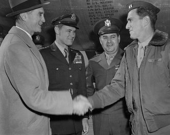 Иллюстрация к книге — Великие летчики мира. 100 историй о покорителях неба [_021gall.jpg]