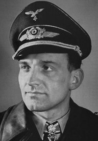 Иллюстрация к книге — Великие летчики мира. 100 историй о покорителях неба [_030rude.jpg]