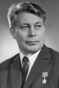 Иллюстрация к книге — Великие летчики мира. 100 историй о покорителях неба [_055maha.jpg]