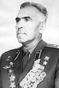 Иллюстрация к книге — Великие летчики мира. 100 историй о покорителях неба [_072ivan.jpg]