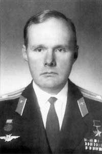 Иллюстрация к книге — Великие летчики мира. 100 историй о покорителях неба [_075sche.jpg]