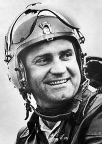 Иллюстрация к книге — Великие летчики мира. 100 историй о покорителях неба [_079fedo.jpg]