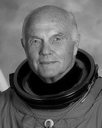 Иллюстрация к книге — Великие летчики мира. 100 историй о покорителях неба [_082glen.jpg]