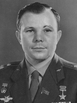 Иллюстрация к книге — Великие летчики мира. 100 историй о покорителях неба [_085gaga.jpg]