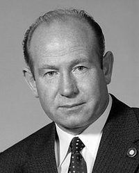 Иллюстрация к книге — Великие летчики мира. 100 историй о покорителях неба [_086leon.jpg]