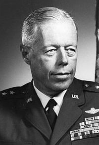 Иллюстрация к книге — Великие летчики мира. 100 историй о покорителях неба [_099meye.jpg]