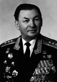 Иллюстрация к книге — Великие летчики мира. 100 историй о покорителях неба [_100resh.jpg]