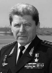 Иллюстрация к книге — Великие летчики мира. 100 историй о покорителях неба [_103deyn.jpg]