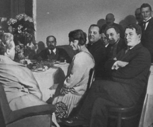 Иллюстрация к книге — Луначарский [i_030.jpg]