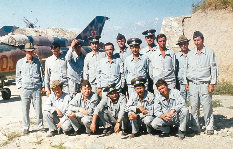 Иллюстрация к книге — Камуфляж и бортовые эмблемы авиатехники советских ВВС в афганской кампании [i_038.jpg]